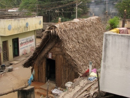 India_-_Sights_&_Culture_-_poor_thatched_homes_commonly_co-mingle_with_more_affluent_concrete_(2566341273)
